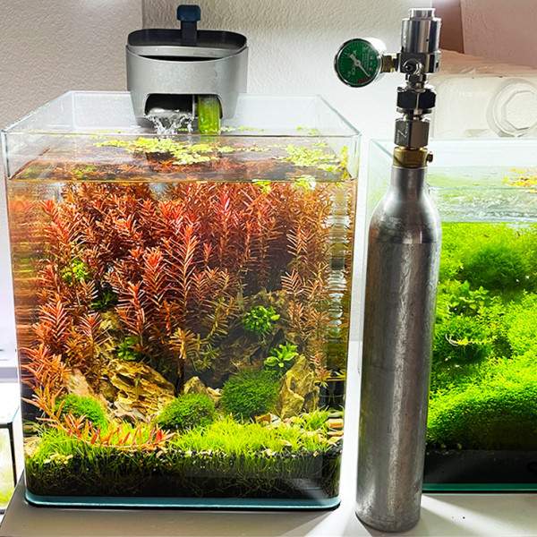 sodastream-co2-anlagen-vor-nano-aquarium